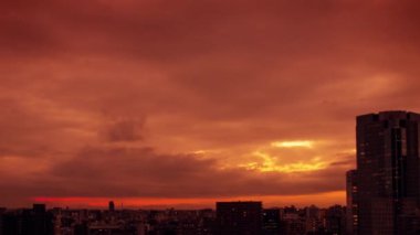 Gökyüzü, bulutlar, şehir ve binalar, gün batımından gece görüşü
