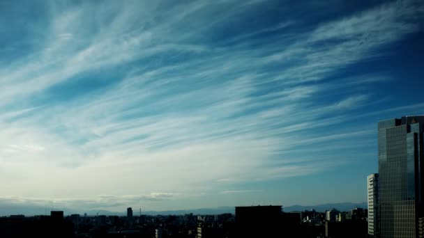Video Von Himmel Wolken Stadt Und Gebäuden Tagsüber — Stockvideo