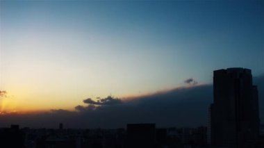 Gökyüzü, bulutlar, şehir ve binalar, gün batımından gece görüşü