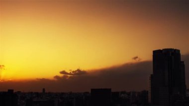 Gökyüzü, bulutlar, şehir ve binalar, gün batımından gece görüşü