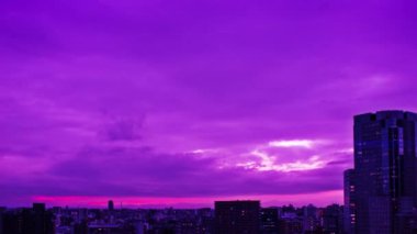 Gökyüzü, bulutlar, şehir ve binalar, gün batımından gece görüşü