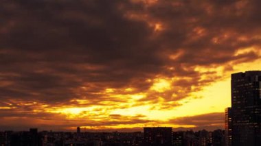 Gökyüzü, bulutlar, şehir ve binalar, gün batımından gece görüşü