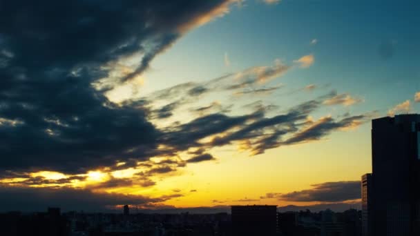 Video Von Himmel Wolken Stadt Und Gebäuden Nachtansicht Vom Sonnenuntergang — Stockvideo
