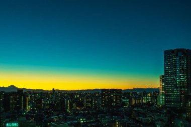 Gökyüzü, bulutlar, şehir ve binalar, gün batımından gece manzarası