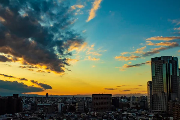 Gökyüzü Bulutlar Şehir Binalar Gündüz Saatlerinden Gün Batımına Kadar — Stok fotoğraf