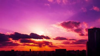 Gökyüzü, bulutlar, kasabalar ve binalar, gündüz saatlerinden gün batımına kadar