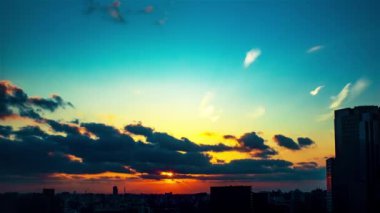 Gökyüzü, bulutlar, şehir ve binalar, gün batımından gece görüşü