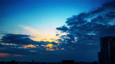Gökyüzü, bulutlar, şehir ve binalar, gün batımından gece görüşü