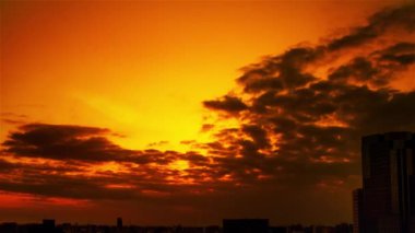 Gökyüzü, bulutlar, şehir ve binalar, gün batımından gece görüşü