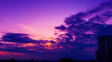 Gökyüzü, bulutlar, şehir ve binalar, gün batımından gece görüşü