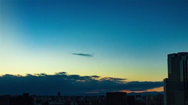 Gökyüzü, bulutlar, şehir ve binalar, gün batımından gece görüşü