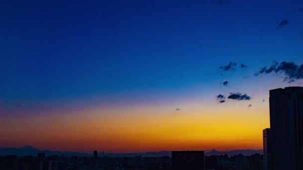 Video Von Himmel Wolken Stadt Und Gebäuden Nachtansicht Vom Sonnenuntergang — Stockvideo