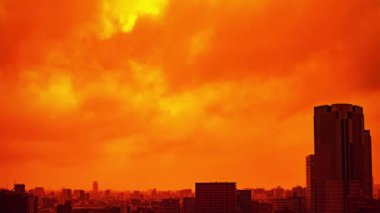 Gökyüzü, bulutlar, şehir ve binalar, fırtınalı gündüz görüntüleri