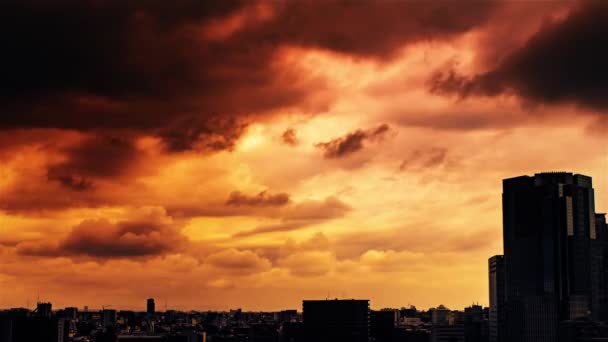 Video Von Himmel Wolken Stadt Und Gebäuden Stürmischer Tag — Stockvideo