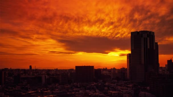 昼間から日没までの空 町や建物のビデオ — ストック動画