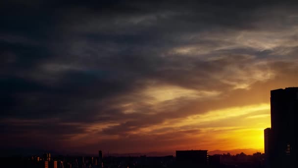 Video Himmel Moln Stad Och Byggnader Nattutsikt Från Solnedgången — Stockvideo