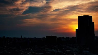 Gökyüzü, bulutlar, şehir ve binalar, gün batımından gece görüşü