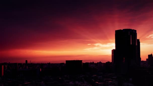 Video Del Cielo Nubes Ciudad Edificios Vista Nocturna Desde Atardecer — Vídeo de stock