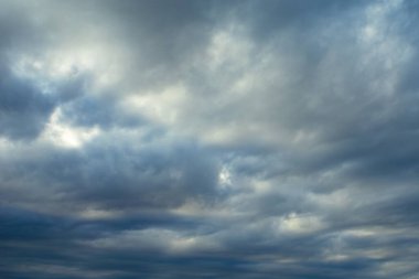 Gökyüzünde hareket eden bulutların görüntüsü