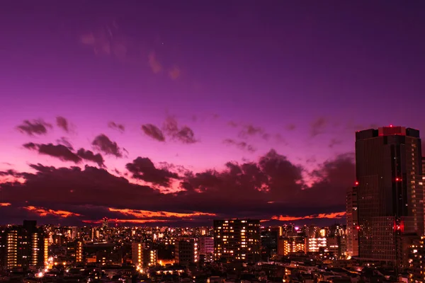 Obloha Mraky Město Budovy Noční Pohled Západu Slunce — Stock fotografie