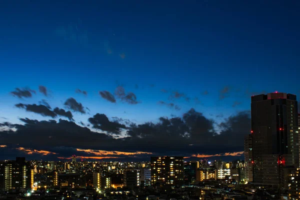 Niebo Chmury Miasto Budynki Widok Nocy Zachodu Słońca — Zdjęcie stockowe
