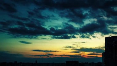 Gökyüzü, bulutlar, şehir ve binalar, gün batımından gece görüşü