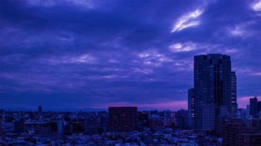 Gökyüzü, bulutlar, şehir ve binalar, gün batımından gece görüşü