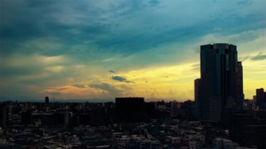 Video of the sky, clouds, towns and buildings, from daytime to sunset