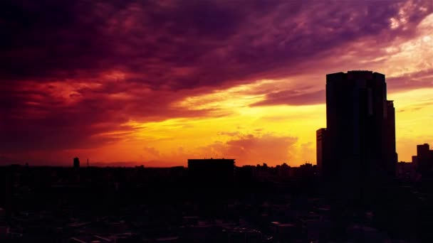 Відео Неба Хмари Міста Будівлі Від Дня Заходу Сонця — стокове відео