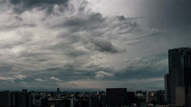 城市和建筑物 暴风雨天的录像 — 图库视频影像