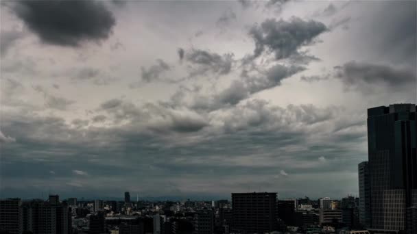 Video Von Himmel Wolken Stadt Und Gebäuden Stürmischer Tag — Stockvideo