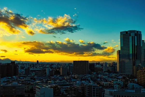Gökyüzü Bulutlar Şehir Binalar Gündüz Saatlerinden Gün Batımına Kadar — Stok fotoğraf