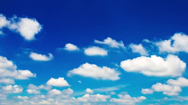 Βίντεο Από Άσπρα Σύννεφα Που Κινούνται Στον Γαλάζιο Ουρανό — Αρχείο Βίντεο