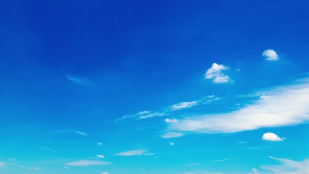 青い空に動く白い雲の映像 — ストック動画