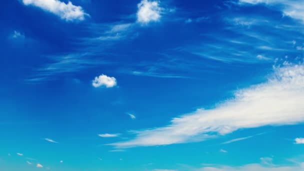 Mavi Gökyüzünde Hareket Eden Beyaz Bulutların Videosu — Stok video