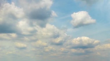 Mavi gökyüzünde hareket eden beyaz bulutların videosu