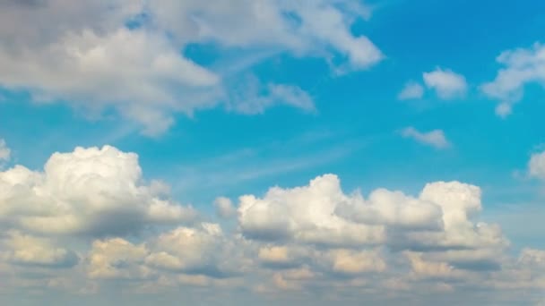 Wideo Białymi Chmurami Poruszającymi Się Niebieskim Niebie — Wideo stockowe