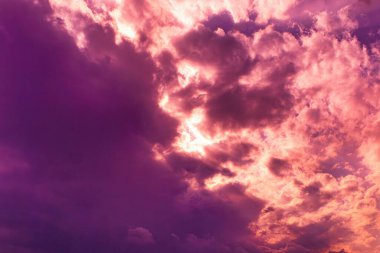 Alacakaranlık gökyüzünde hareket eden bulutların görüntüsü