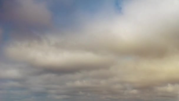 青い空に動く白い雲の映像 — ストック動画
