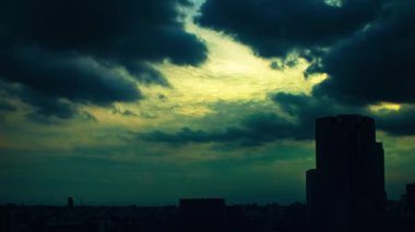 Gökyüzü, bulutlar, şehir ve binalar, gün batımından gece görüşü