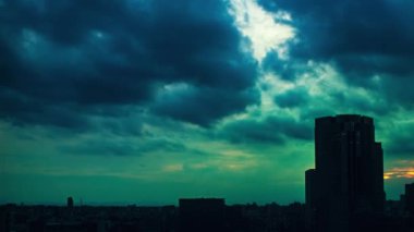 Gökyüzü, bulutlar, şehir ve binalar, gün batımından gece görüşü