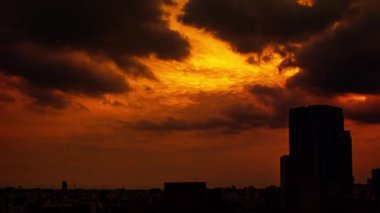 Gökyüzü, bulutlar, şehir ve binalar, gün batımından gece görüşü