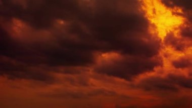 Gün batımında gökyüzünde hareket eden bulutların videosu