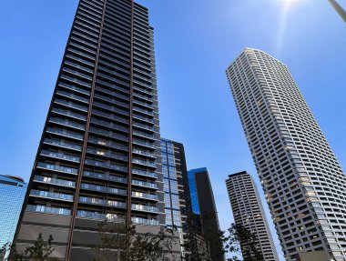 Şehirdeki yüksek katlı apartman ve gökyüzü, gündüz vakti