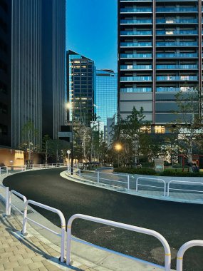 Şehirdeki yüksek binalar ve gökyüzü, sabahtan akşama kadar.