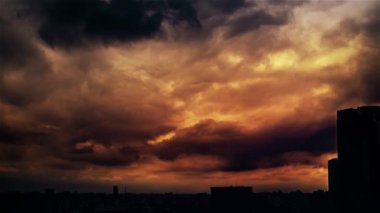 Gökyüzü, bulutlar, kasabalar ve binalar, gündüz saatlerinden gün batımına kadar