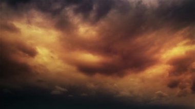Gün batımında gökyüzünde hareket eden bulutların videosu