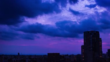 Gökyüzü, bulutlar, şehir ve binalar, gün batımından gece görüşü