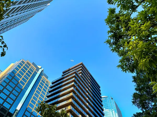 Şehirdeki yüksek katlı apartman ve mavi gökyüzü, gündüz, yukarı bakıyorum.