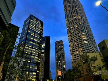 Kentsel gökdelenler, gökyüzü, akşam